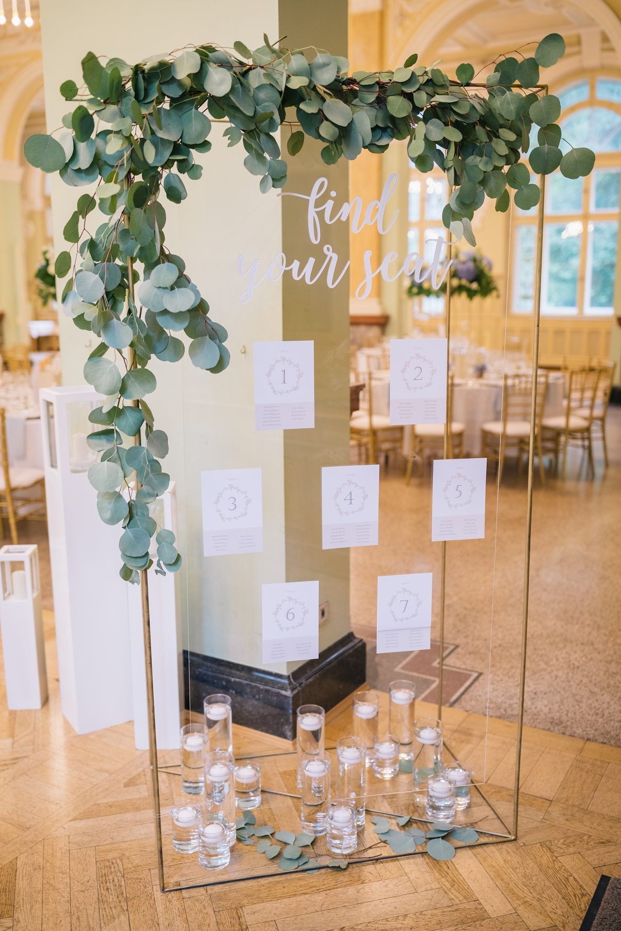 Sitzordnung Gestell Gold mit Plexiglas